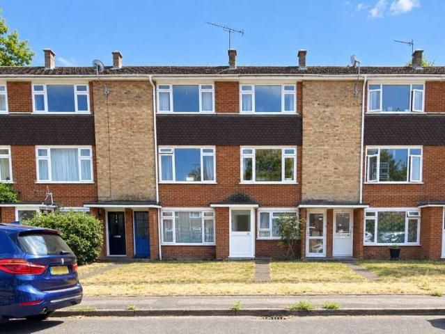 Flat for sale in Addlestone, Runnymede
