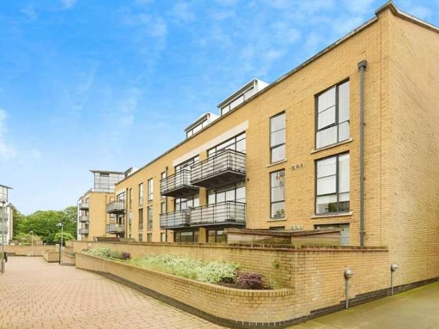 Flat for sale in London Borough of Hounslow, Greater London