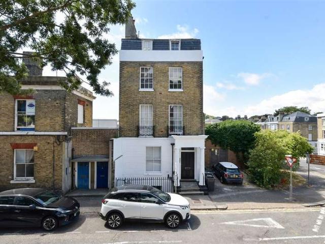 Flat for sale in Clarendon, Ash