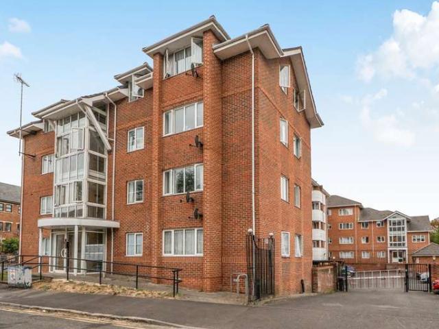 Flat for sale in Katesgrove, Reading