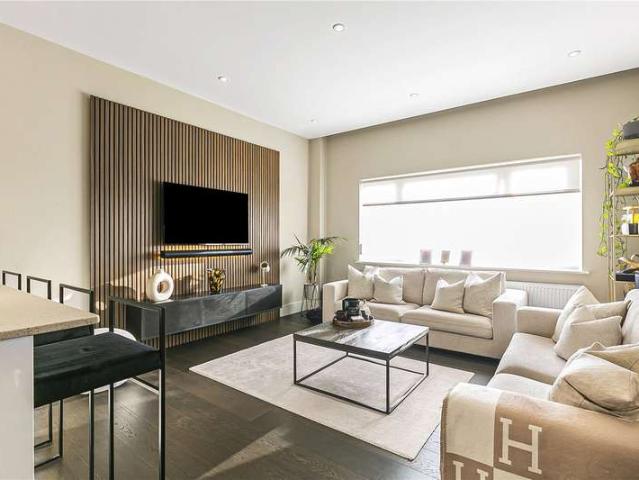 Flat for sale in Potters Bar, Oakmere