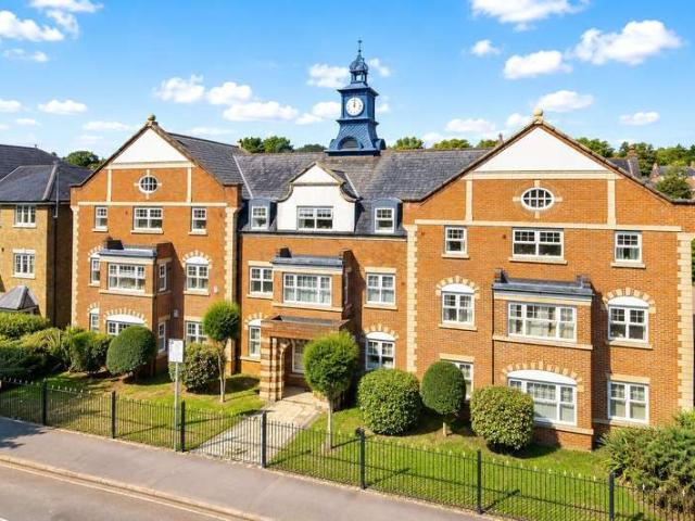 Flat for sale in Sheerwater, Woking