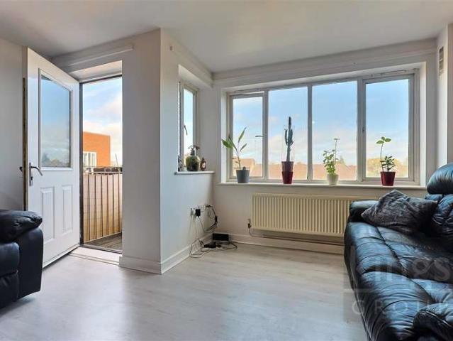 Flat for sale in Freezywater, Greater London