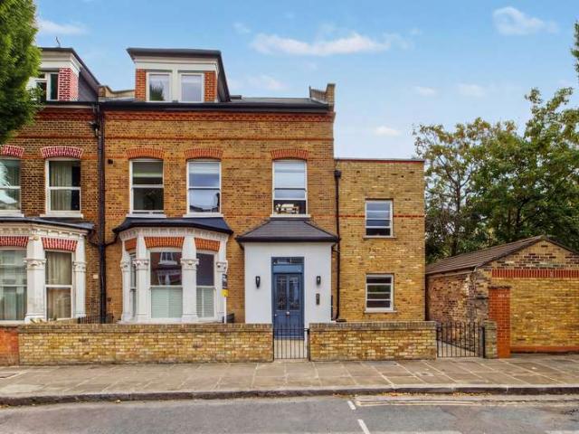 Flat for sale in Brownswood Park, Stoke Newington