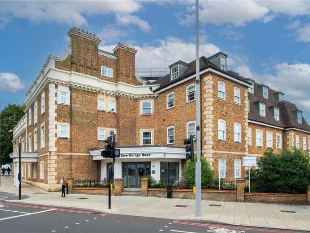 Flat for sale in London Borough of Hounslow, Strand