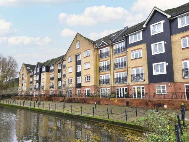Flat for sale in Pouchen End, Hertfordshire
