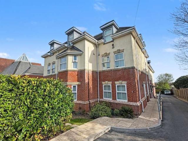 Flat for sale in Pokesdown, Bournemouth