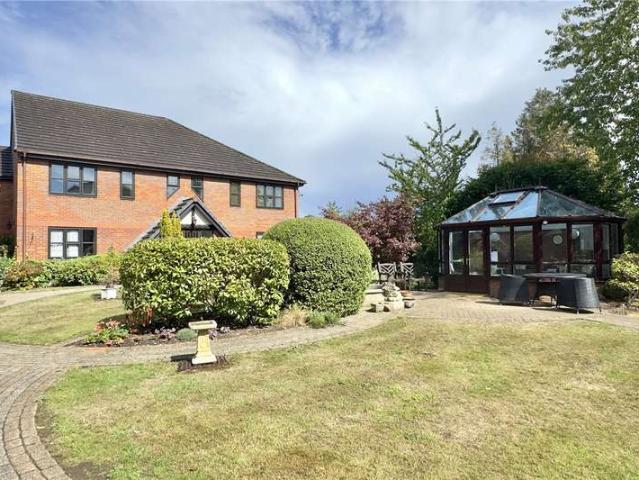 Flat for sale in Beaconsfield New Town, Knotty Green