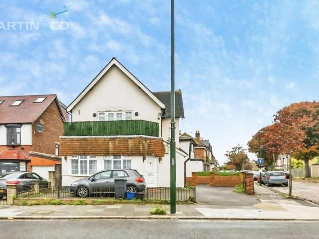 Flat for sale in London Borough of Richmond upon Thames, Greater London