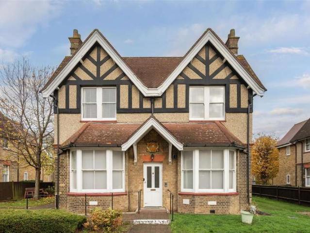 Flat for sale in Barkingside, Greater London