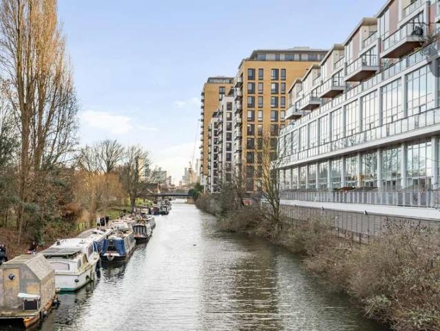 Flat for sale in Suttons Wharf, Greater London