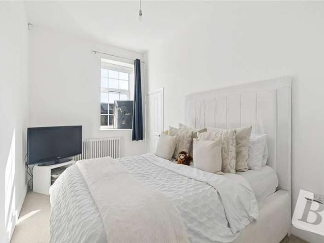 Flat for sale in Hornchurch, Greater London
