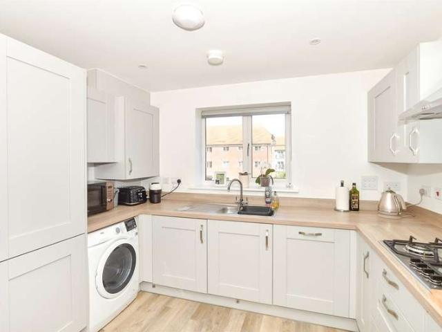 Flat for sale in Kilnwood Vale, Horsham