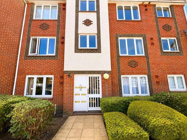 Flat for sale in Navestock Side, Essex