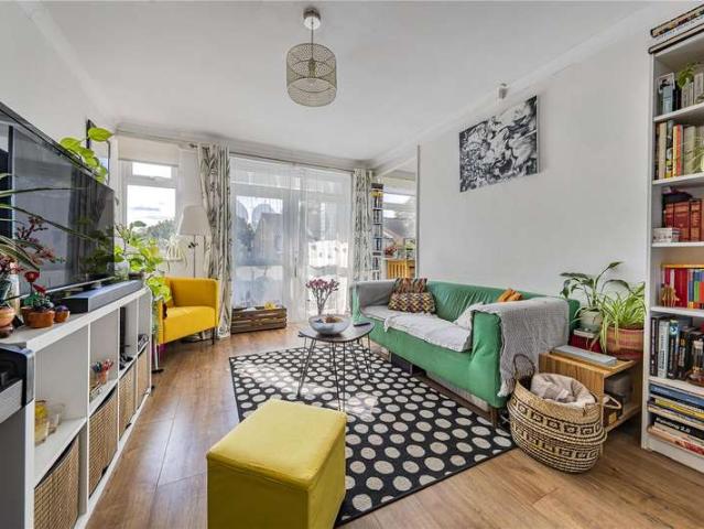 Flat for sale in Roehampton, Greater London