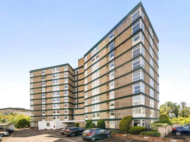 Flat for sale in Denham