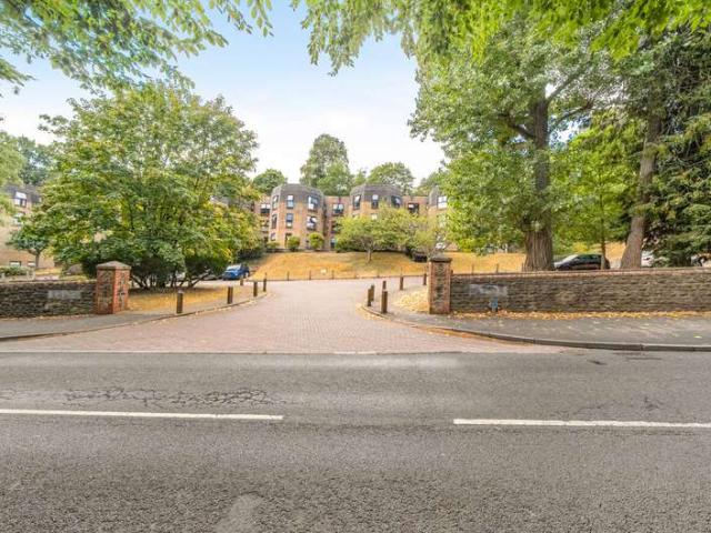 Flat for sale in Binscombe, Fole