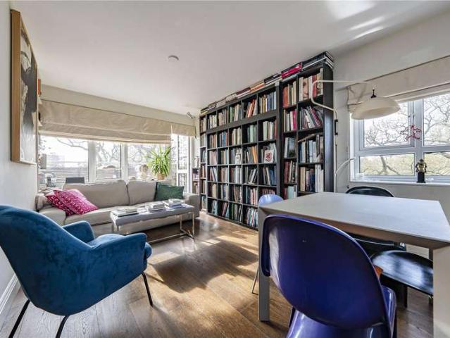 Flat for sale in Southfields, Greater London