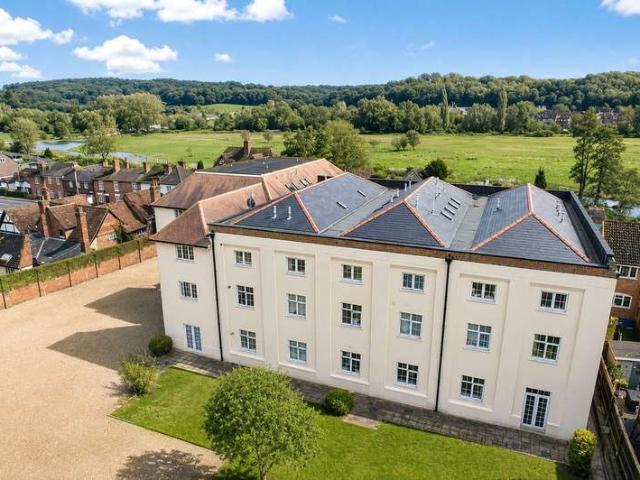 Flat for sale in Fole, Surrey