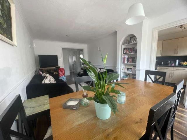 Flat for rent in Bush Hill Park, Greater London