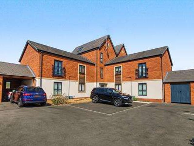 Flat for sale in Upton