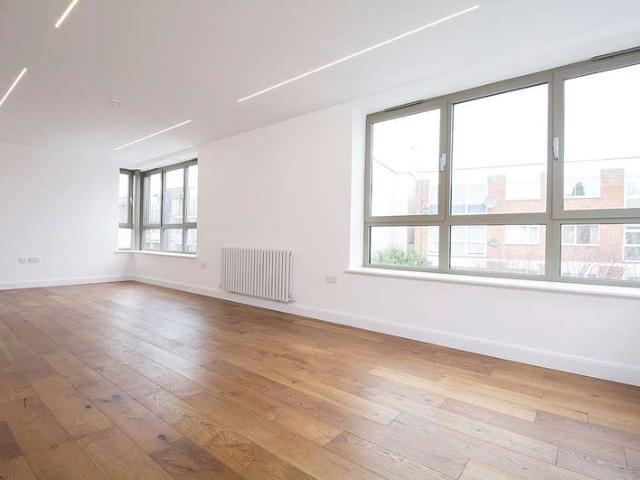Flat for sale in London Borough of Ealing, Greater London