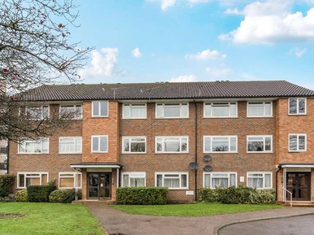 Flat for sale in Woking, Surrey