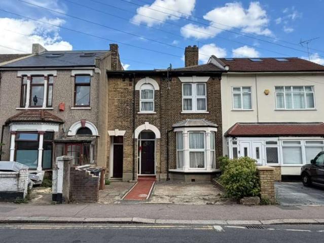 Flat for sale in Leyton, Greater London