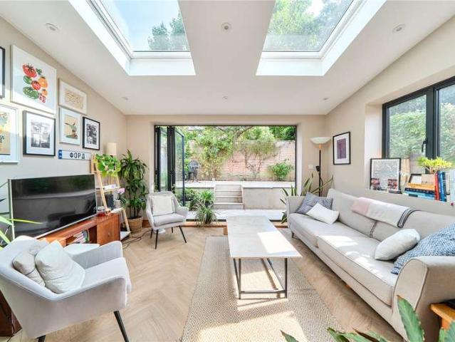 Flat for sale in Ferme Park, Greater London