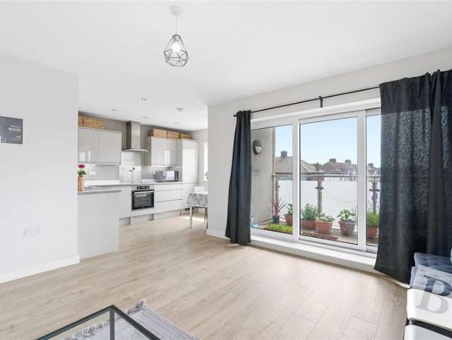 Flat for sale in Chadwell Heath, Greater London