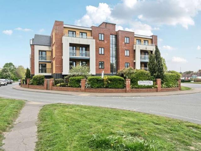 Flat for sale in Denham