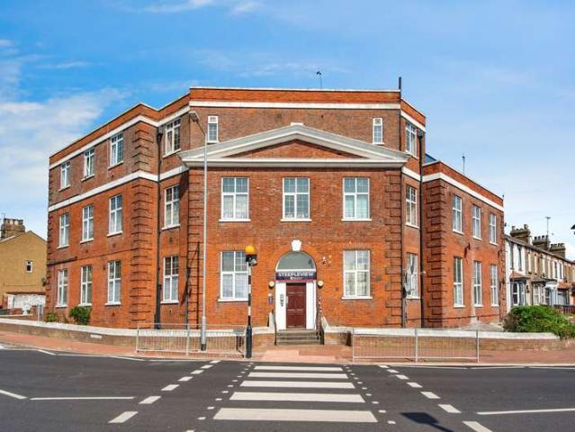 Flat for sale in Badgers Dene, Grays