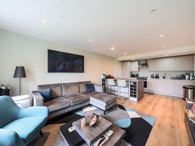 Flat for sale in Stanmore Broadway, Greater London