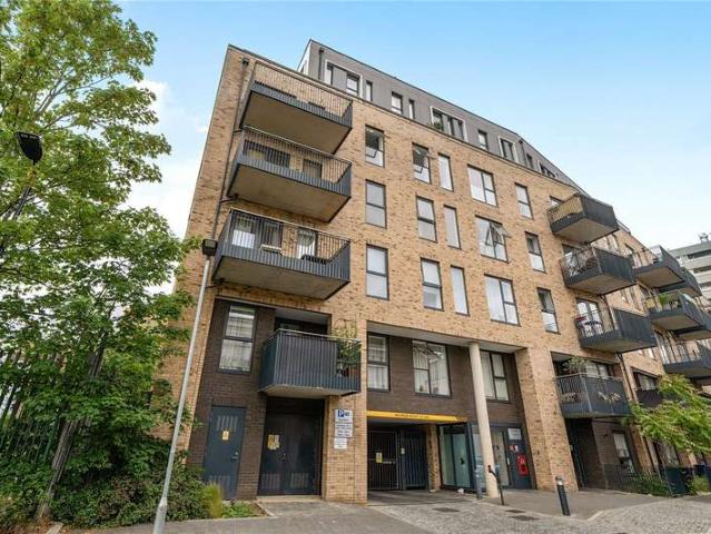 Flat for sale in London Borough of Ealing, Greater London