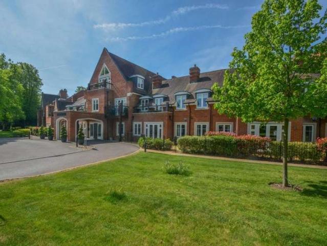 Flat for sale in Emmbrook, Wokingham