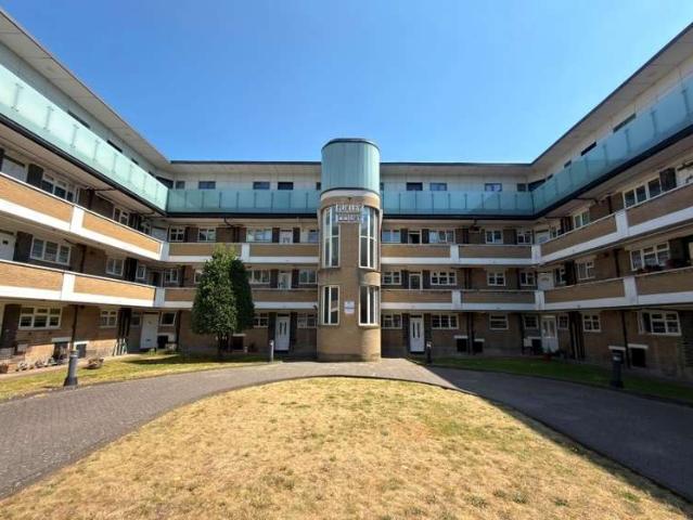 Flat for sale in London Borough of Croydon, Purley