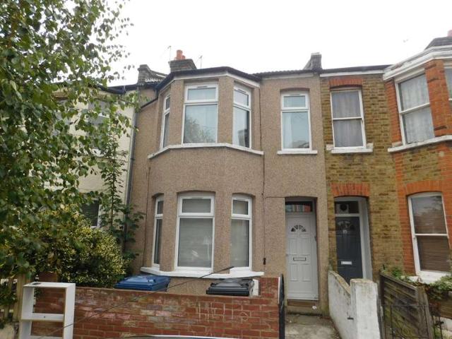 Flat for sale in London Borough of Ealing, Greater London