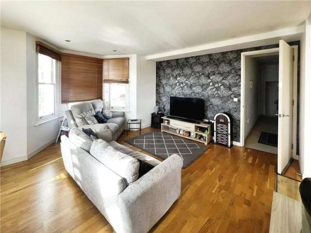 Flat for sale in Dale Hill, Essex
