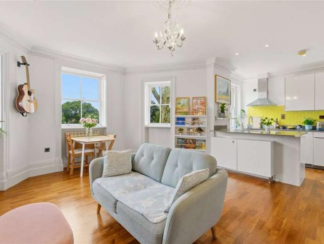 Flat for sale in Clapham Junction, Greater London