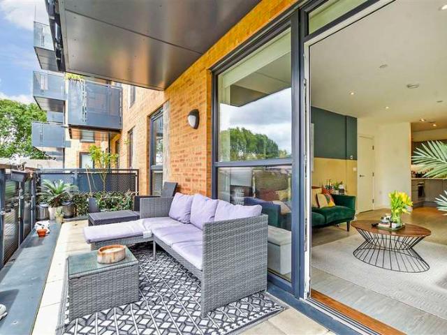 Flat for sale in Highams Park, Greater London