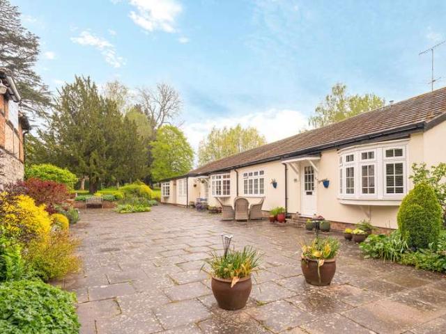 Flat for sale in Alderminster, Warwickshire