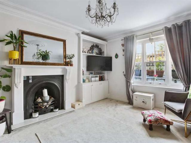 Flat for sale in Highgate, Greater London