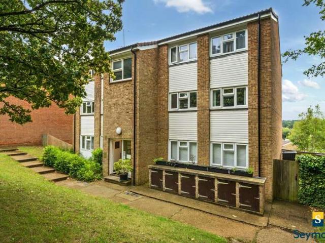 Flat for sale in Westborough, Surrey