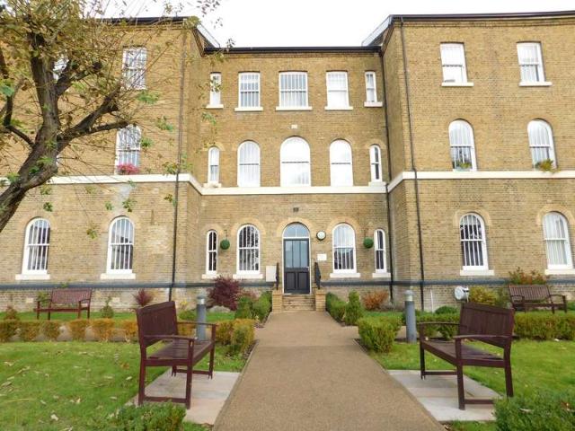 Flat for sale in London Borough of Ealing, Hanwell