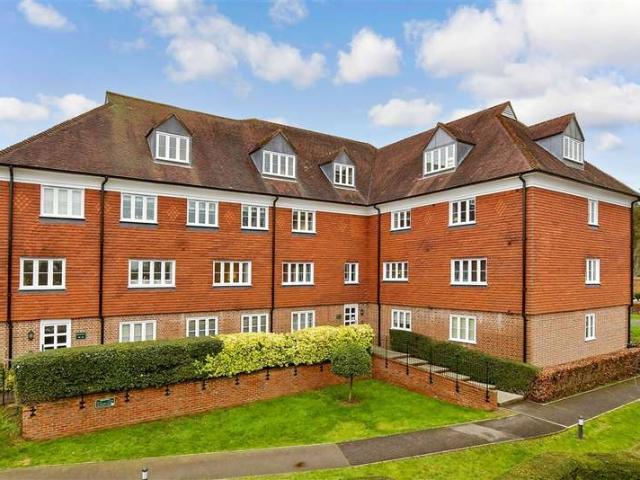 Flat for sale in Red Hill, Surrey