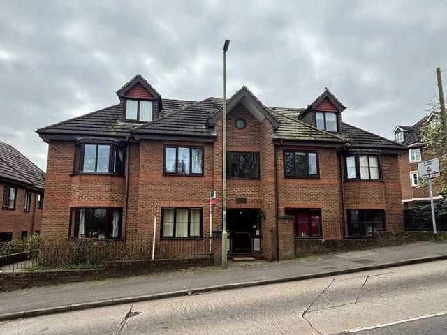 Flat for sale in Woking, Surrey