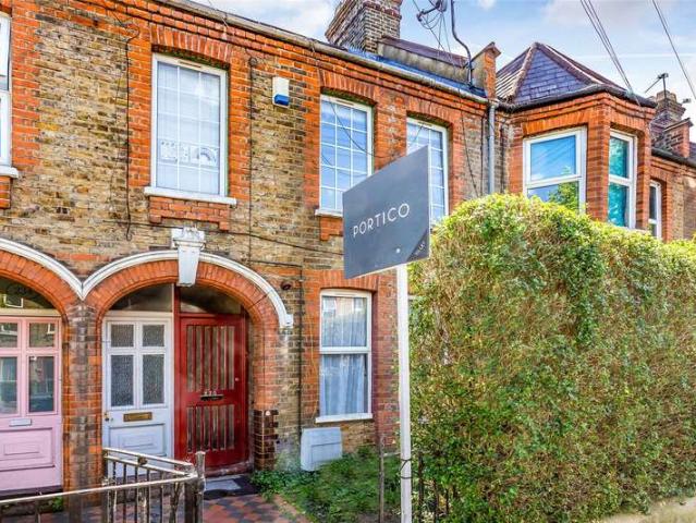 Flat for sale in Chapel End, Greater London