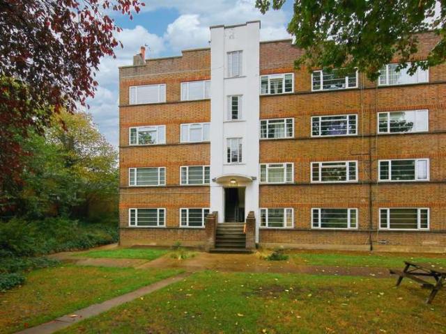 Flat for sale in London Borough of Richmond upon Thames, Greater London
