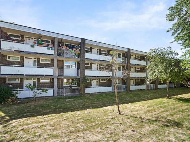 Flat for sale in Brondesbury, Greater London