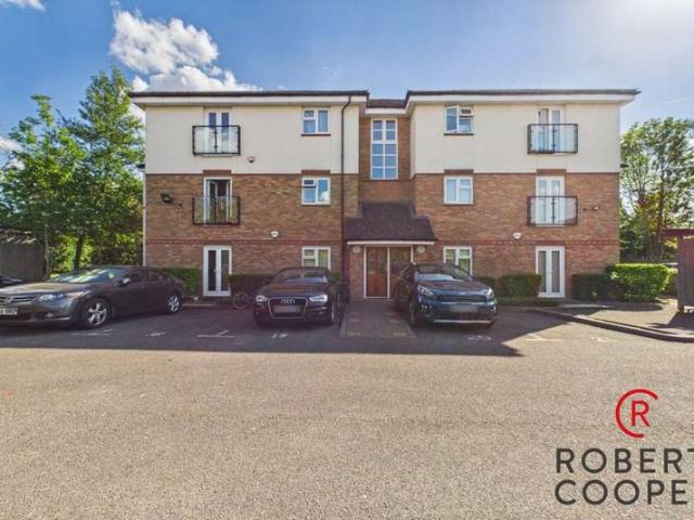 Flat for sale in Lane, Greater London